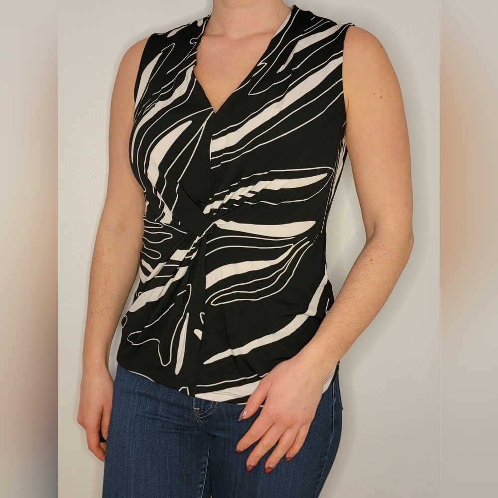 NWOT Alfani Black & White Abstract Sleeveless Blouse Size Small